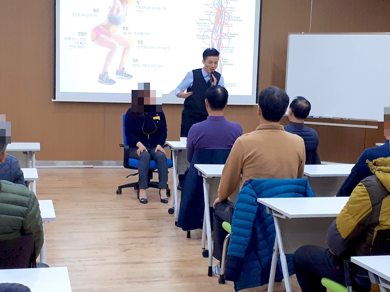 원장이 수강생들에게 바른 자세를 설명하는 강의