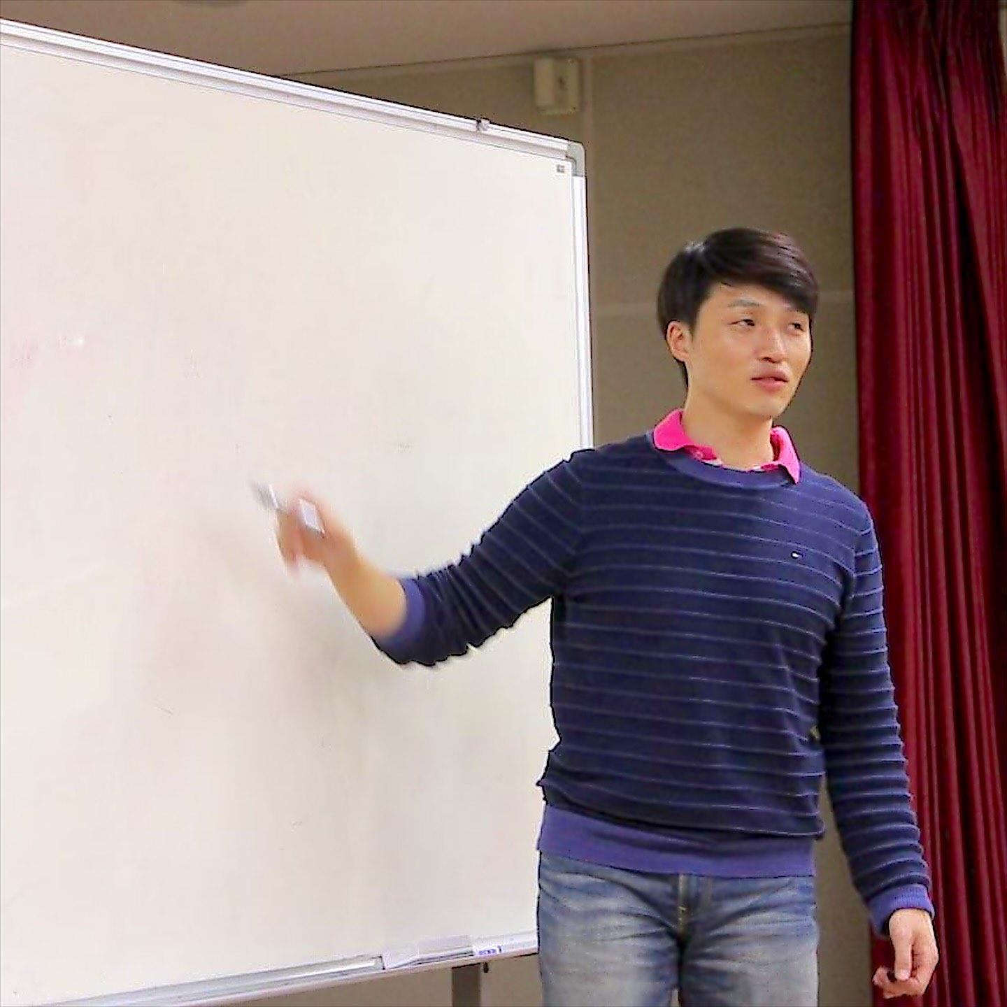 원장이 화이트보드 앞에서 강의하는 모습